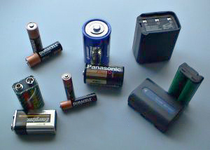 Bateria arruntek bi elektrodo dituzte.