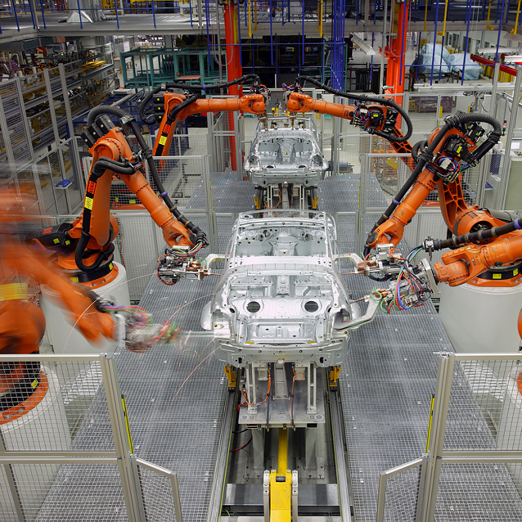 Robot industriala autoen fabrika batean.