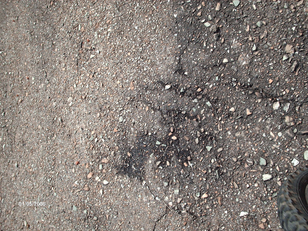 Errepide bateko asfaltoa.