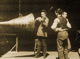 Dickson Experimental Sound Film lehenengo soinudun film esperimentala.