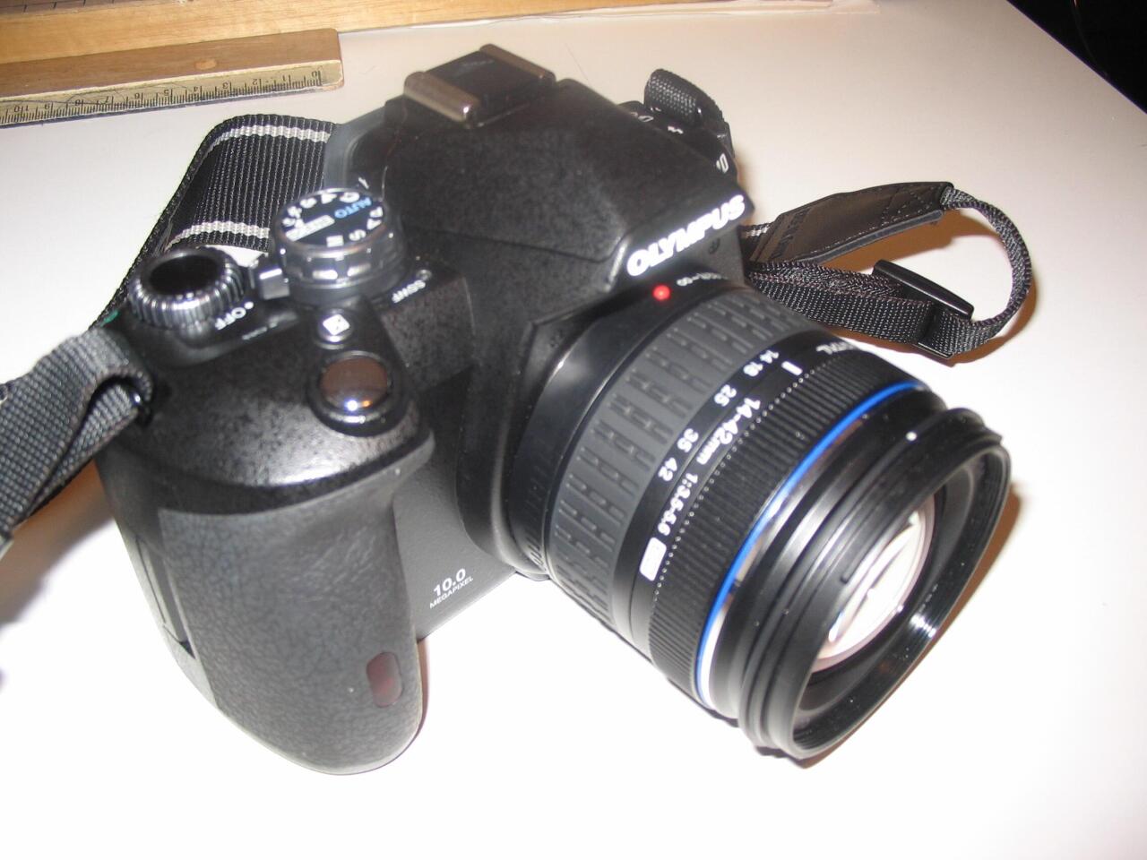 a) 35 mm-ko argazki-filma duen kamera konpaktua; b) Reflex kamera digitala